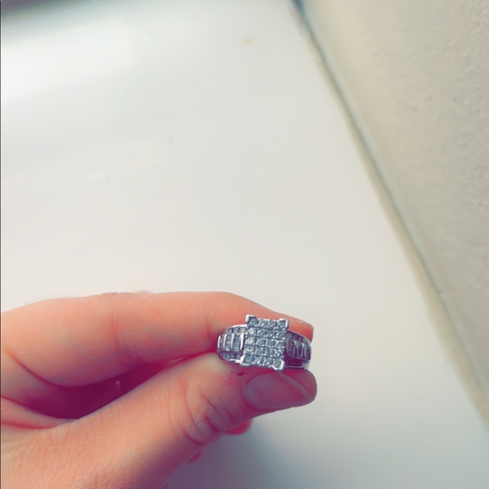 Wedding ring. 2 carats. White gold